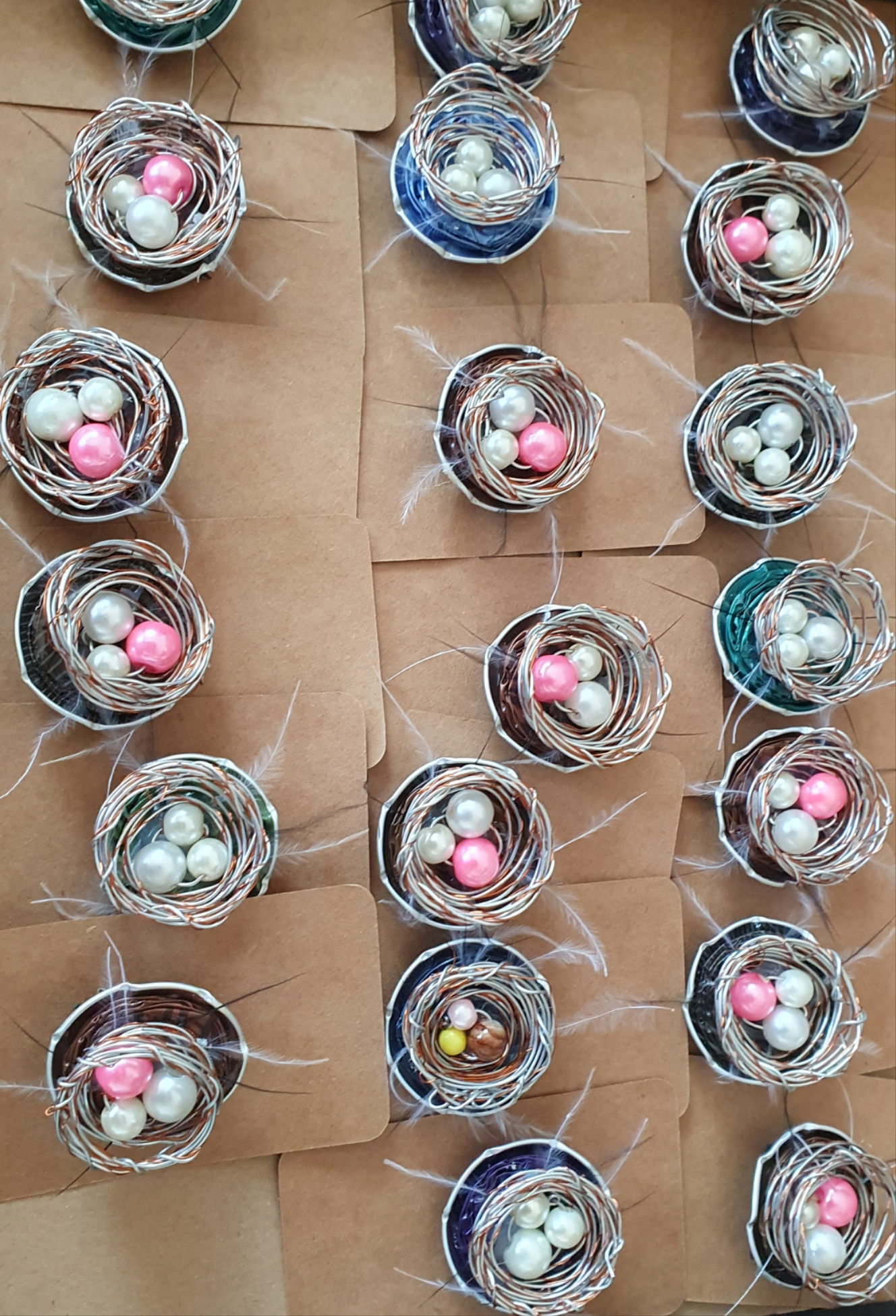 ** Brosa cuib pasăre din capsule de cafea reutilizate