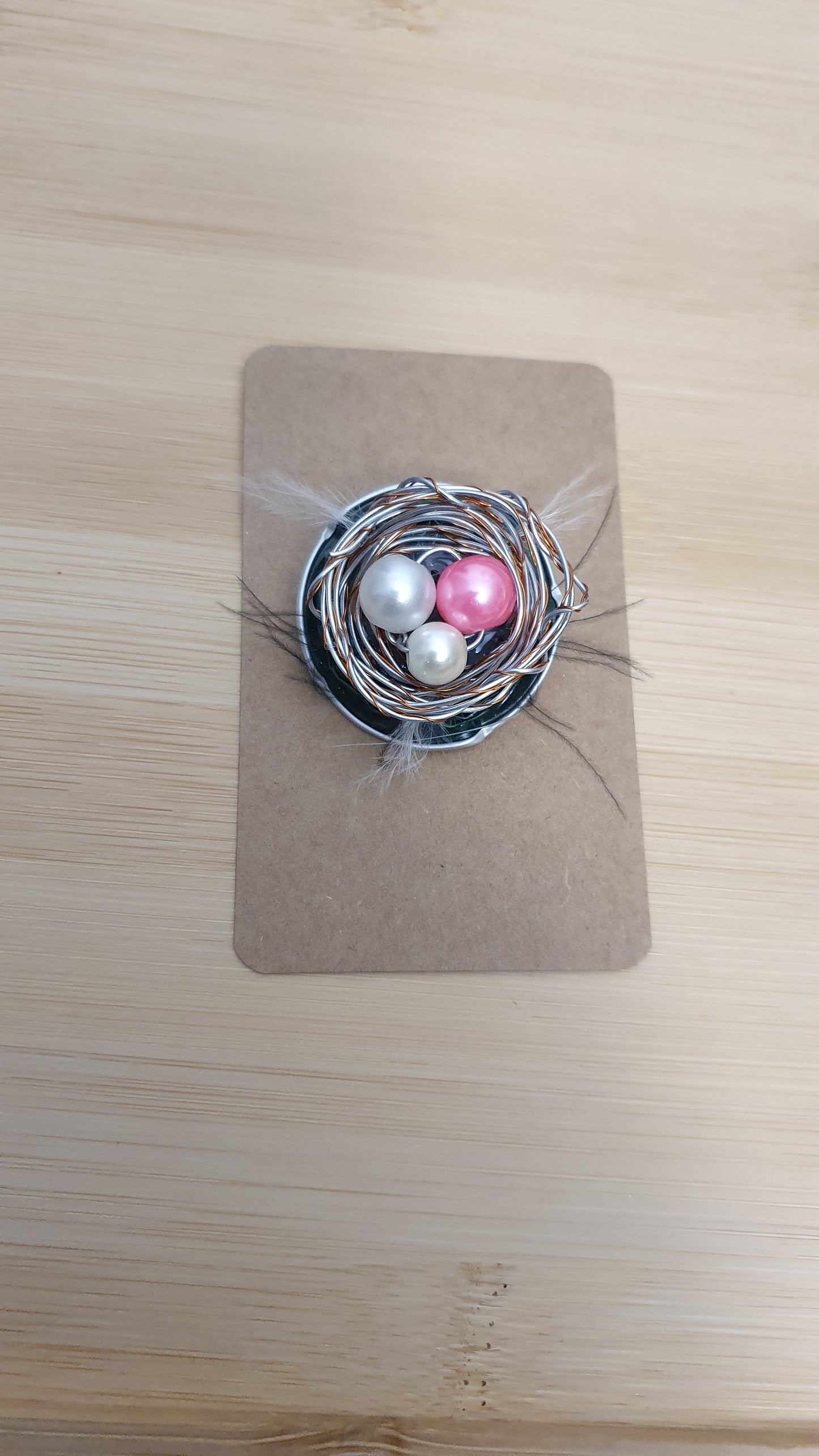 ** Brosa cuib pasăre din capsule de cafea reutilizate